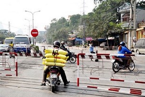 騎士載物罔顧警告，爭分奪秒地跨過欄杆及障礙物，橫過鐵軌，儘管火車正在迫近，萬分驚險！