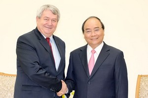 政府總理阮春福（右）接見捷克眾議院副議長兼捷克與摩拉維亞共產黨主席沃伊切赫‧菲利普。（圖源：光孝）
