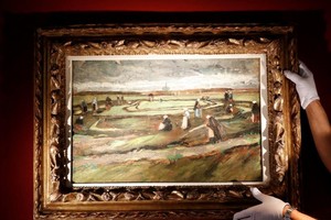 《沙丘上補漁網的女子》。（圖源：路透社）