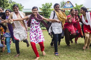 在印度農村一所政府開辦的中學裡，女孩子們正在跑步並參加遊戲。世界衛生組織表示，鍛煉和運動可以幫助人體抵禦各種疾病。（圖源：兒基會）
