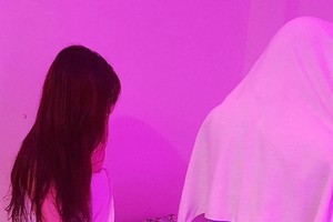 當場查獲的一對男女涉嫌關室進行色情按摩。（圖源：公安機關提供）