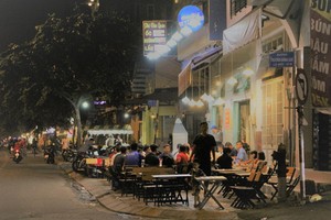 舊邑郡范文同街人行道入夜後都被酒肆霸佔。