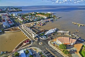 堅江省人委會：填海項目投資執照暫停簽發。圖為迪石市一瞥。