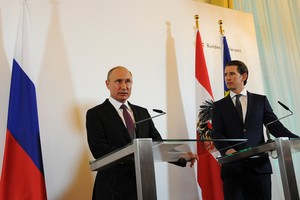 6月5日，在奧地利維也納總統府，俄羅斯總統普京（左）和奧地利總理庫爾茨出席新聞發佈會。（圖源：路透社）