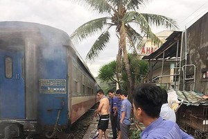 列車人員採用現有的滅火器材致力滅火。（圖源：CTV）