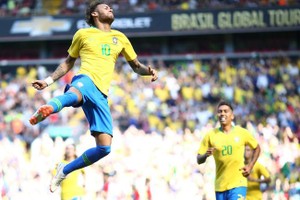 內馬爾慶祝破門。