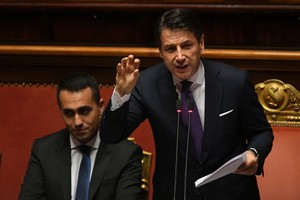 6月5日，在意大利羅馬，意大利總理孔特（右）在參議院發表講話。（圖源：新華網）