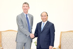 政府總理阮春福（右）接見英國駐越大使賈艾斯‧利弗。（圖源：光孝）