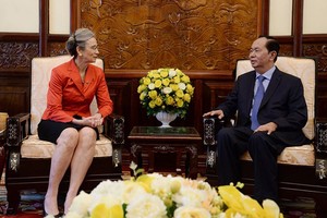 國家主席陳大光（右）接見任期屆滿，前來辭別的荷蘭駐越南大使尼恩可‧特羅斯特。（圖源：VOV）