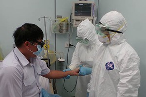 衛生部：警惕與及早發現病人感染埃博拉病毒。圖為新山一國際機場應急預防埃博拉疫情演習。（圖源：勞動者報）