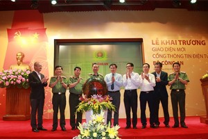 公安部長蘇霖（左四）出席公安部新聞網新界面啟動儀式並按下啟動按鈕。（圖源：芳英）