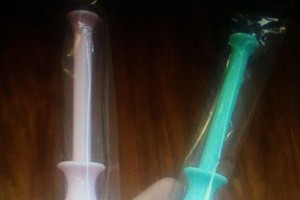 產品有粉紅和綠兩種顏色。