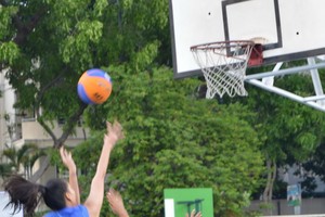 騷壇俱樂部（藍衣）對綜合俱樂部比賽一瞥。