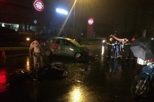 交警趕抵現場，將傷者送往醫院急救。