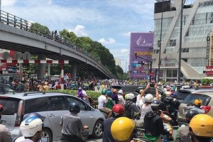 眾多民眾聚集在新平郡賈父陵環島，造成該區域的交通擁堵。（圖源：L.Thoa）