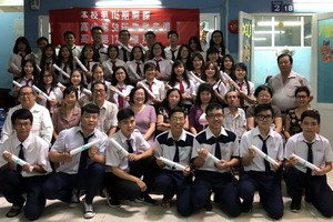 應屆畢業生與校長、老師合照。