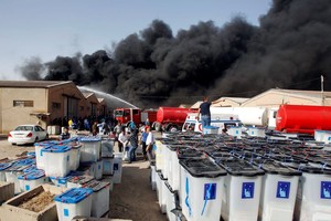 在伊拉克首都巴格達，失火倉庫冒出滾滾濃煙。（圖源：路透社）