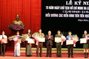 奠邊省領導向愛國競賽集體、個人模範頒贈獎狀。（圖源：明垂）