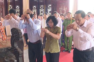 永隆省領導在部長會議主席范雄紀念館上香緬懷。（圖源：青林）