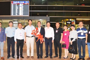 吳駿總領事(左五) 抵本市履新。