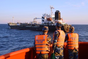 第二區海警司令部人贓並獲正在拋錨的“Pacific Ocean號”船，通過船舷為一艘無名稱、無編號和沒有懸掛國旗的鐵殼船接駁柴油。（圖源：CSB）