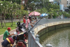 民眾經常在饒祿-氏藝涌上垂釣。（圖源：VB）