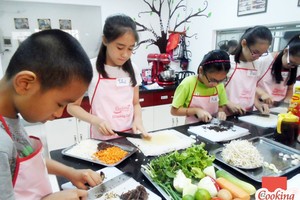 每到暑假家長們都讓小孩參加各種技能班。（圖源：EZcooking）