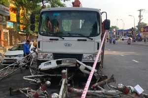 該起交通事故現場，卡車撞倒30多米分隔欄。（圖源：LT）