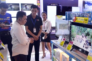 消費者在電器超市裡選購電視機。（示意圖源：互聯網）