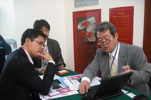 日本企業家與越南企業家洽談合作。