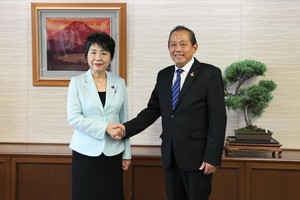 政府常務副總理張和平( 右)會見日本法務大臣上川陽子。（圖源：越通社）