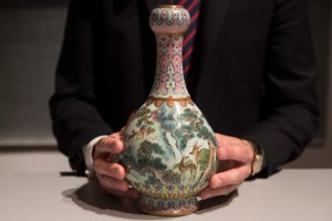 蘇富比指出，這個花瓶保存完好，極其罕見，是乾隆皇帝(1735-1796)官窯裡最優秀的工匠的作品。（圖源：互聯網）