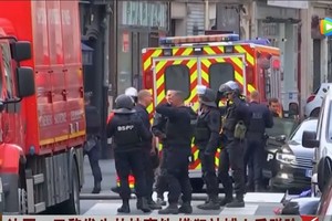 法國巴黎市中心當地時間12日發生一起人質劫持事件，2名人質已脫險，劫持者已被捕。（圖源：視頻截圖）
