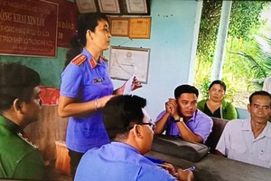 金甌省丐諾縣檢察院代表人在五根縣林海鄉網寨B村辦事處向阮黃康和阮武歌兩名公民公開道歉。（圖源：後江）