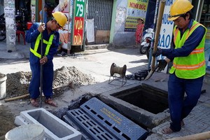 施工人員在敷設除臭沙井。