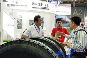 中國企業向越南企業介紹新技術。