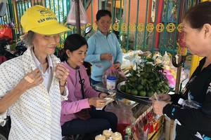 蓮姑（左一）昨日剛掛出十多個香囊一下子便售罄。