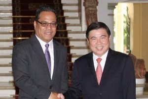 市人委會主席阮成鋒接見密克羅尼西亞聯邦國會議長衛斯理‧西米納。（圖源：越通社）