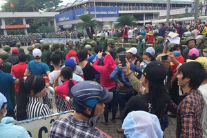 市公安廳：加緊處置 310 個擾亂公共秩序場合。圖為6月11日上千工人在寶元公司門前聚眾上街造成社會秩序混亂。（圖源：VTC）