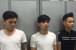 被扣押的3名歹徒阮黃明（左）、黎黃明（中）和段文德。（圖源：玄心）