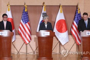 蓬佩奧（右起）、康京和、河野太郎在韓美和韓美日外長會後聯合召開記者會。（圖源：韓聯社）