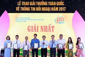 中央宣教部長武文賞與外交部長范平明向得獎者頒發一等獎。（圖源：水源）