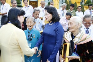 國家副主席鄧氏玉盛接見芹苴市有功者代表團。（圖源：慶林）