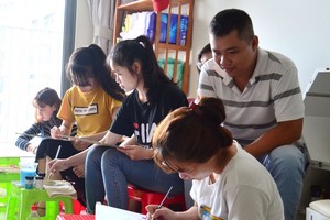 阮文梨在免費美術班上課。