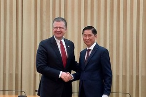 美國駐越南大使丹尼爾‧克里騰布林克與市人委會副主席陳永線握手合照。（圖源：之梅）