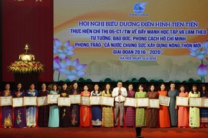 會議上獲表彰的先進模範婦女大合照。（圖源：秋沙）