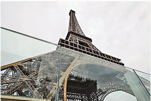 艾菲爾鐵塔兩側加裝防彈玻璃。（圖源：AP）