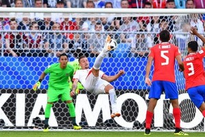 哥斯達黎加與塞爾維亞(白衣)比賽一瞥。