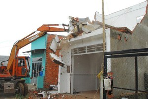 平政縣某違建房被強制拆除。