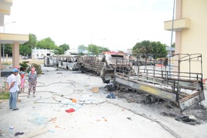 藩里門鎮消防隊的多輛消防車被縱火燒毀。（圖源：德仲）